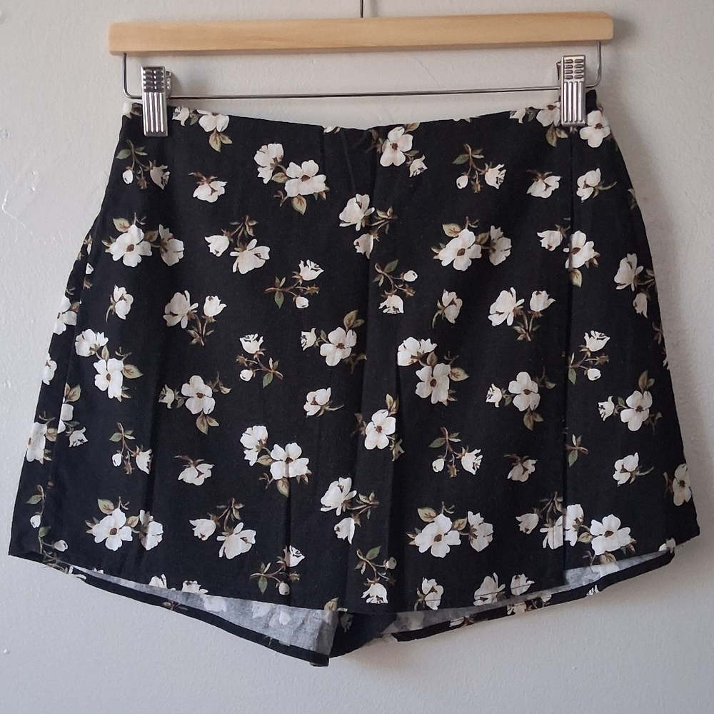 Old Navy Black & Cream Floral Linen Skort